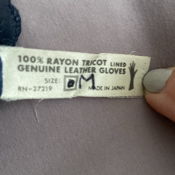 Ladies genuine vintage leather gloves in excellent condition. No rips. - Picture 6 of 6